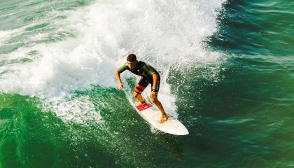 开云在线直播-“全球极速巡游：穿越荒漠、雪山、沙滩的赛段挑战”