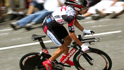 -日本骑手铃木明在2024年亚洲马术锦标赛中与“风暴”马匹共同夺金，展现默契配合。